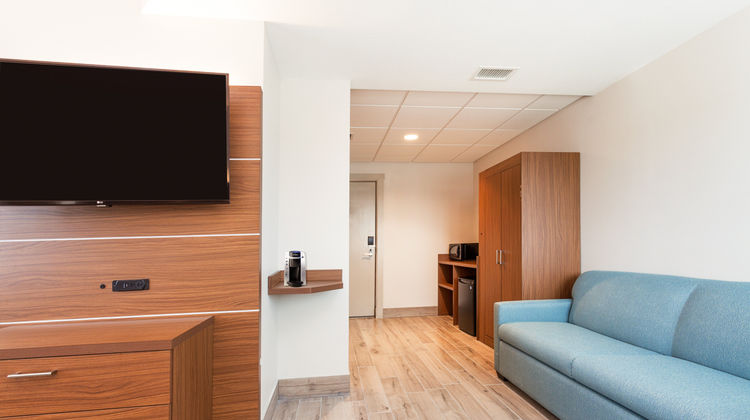 Holiday Inn Express & Suites Beachfront Room