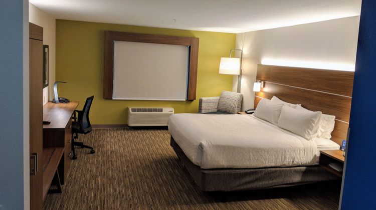 Holiday Inn Express Hotel & Suites Room
