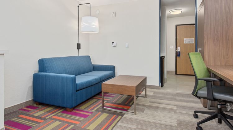 Holiday Inn Express & Suites Suite