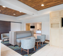 Holiday Inn Express & Suites Frankfort Lobby