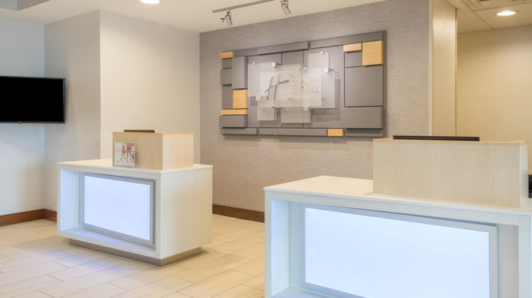 Holiday Inn Express & Suites Frankfort Lobby