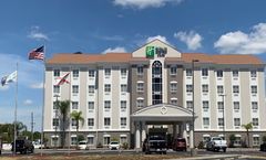 Holiday Inn Express Hotel & Suites