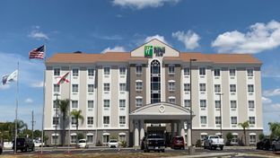 Holiday Inn Express Hotel & Suites