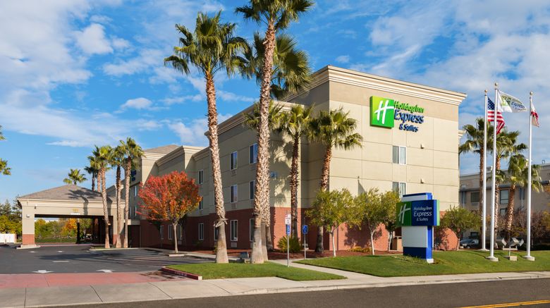 Holiday Inn Express Hotel  and  Suites Exterior. Images powered by <a href="https://www.leonardoworldwide.com" target="_blank" rel="noopener">Leonardo</a>.