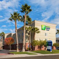 Holiday Inn Express Hotel & Suites