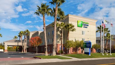 Holiday Inn Express Hotel & Suites
