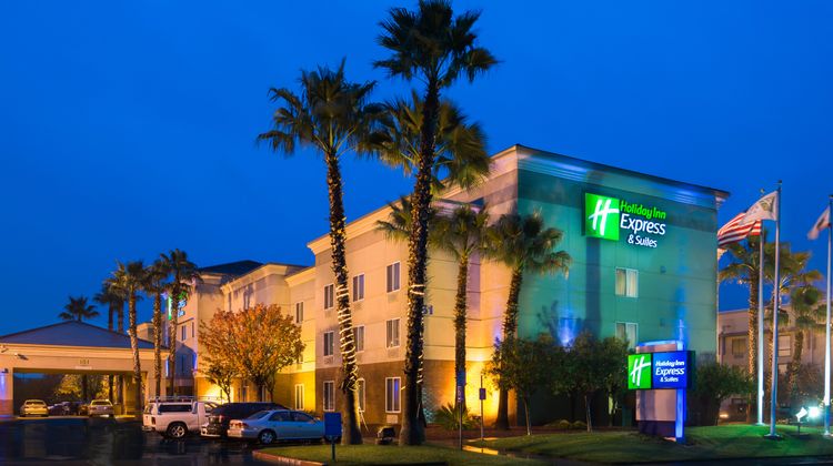 Holiday Inn Express Hotel & Suites Exterior