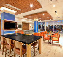 Holiday Inn Express & Suites New Castle Lobby