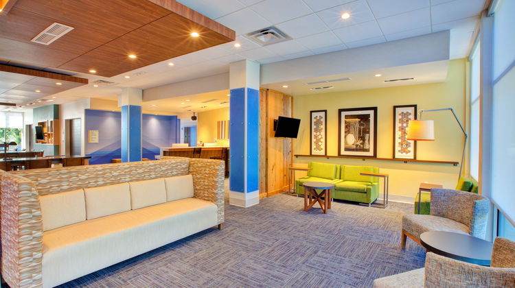 Holiday Inn Express & Suites New Castle Lobby