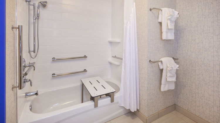 Holiday Inn Express & Suites New Castle Room
