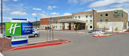 Holiday Inn Express & Suites Williams Exterior