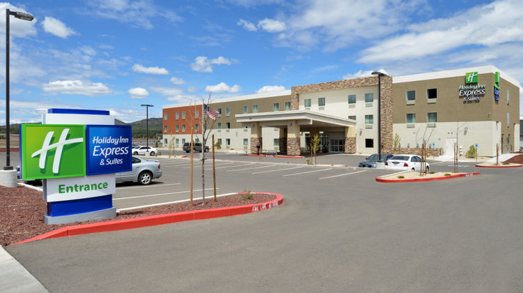 Holiday Inn Express & Suites Williams Exterior