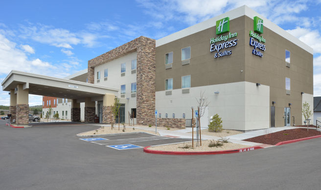 Holiday Inn Express & Suites Williams Exterior