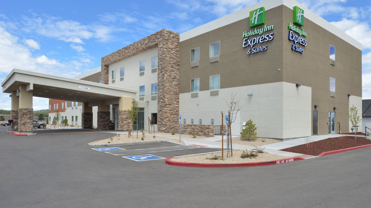 Holiday Inn Express & Suites Williams Exterior
