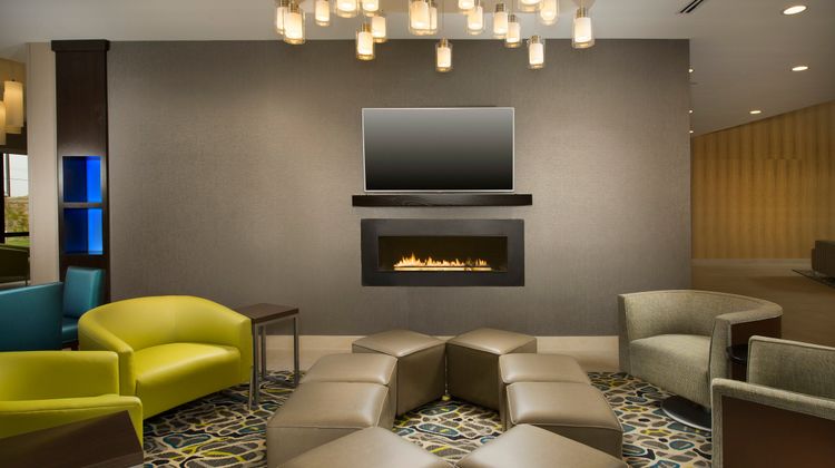 Holiday Inn Express & Stes South Lobby