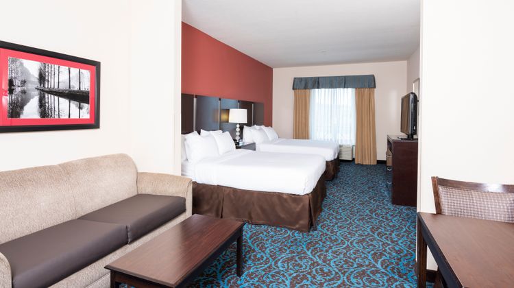Holiday Inn Express New Philadelphia Suite