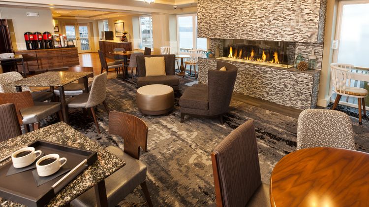 Silver Cloud Inn Lobby