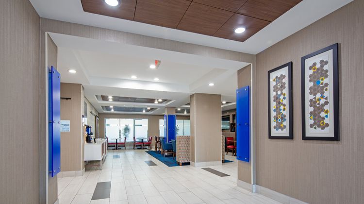 Holiday Inn Express Hotel & Suites Lobby