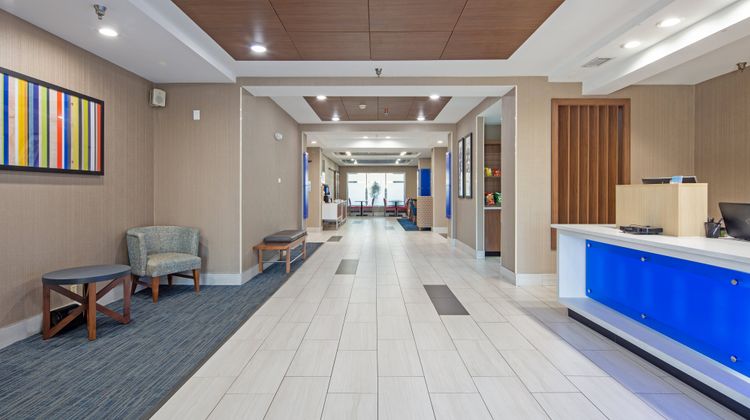 Holiday Inn Express Hotel & Suites Lobby
