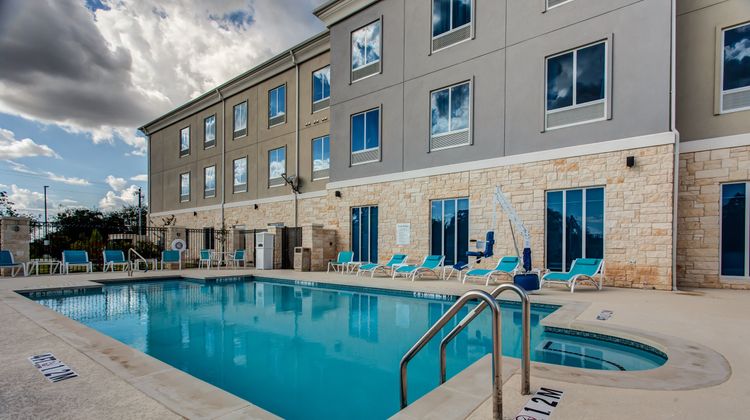 Holiday Inn Express & Suites Gatesville Pool
