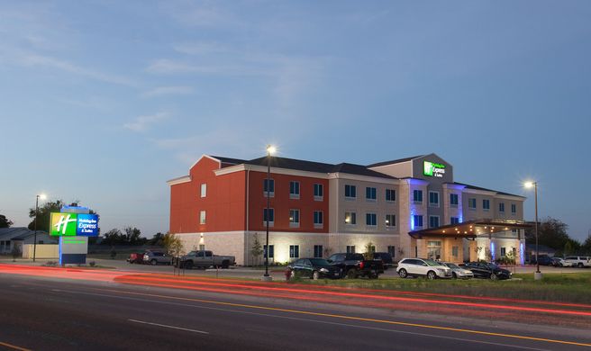 Holiday Inn Express & Suites Gatesville Exterior