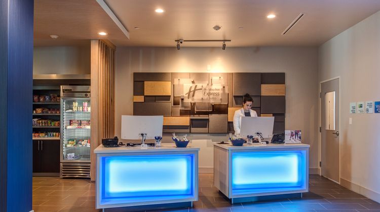 Holiday Inn Express & Suites Gatesville Lobby