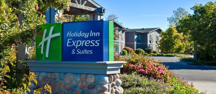 Holiday Inn Express & Suites Exterior