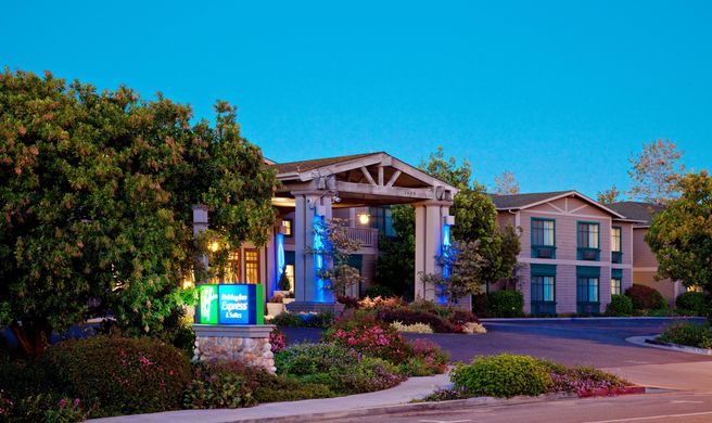 Holiday Inn Express & Suites Exterior