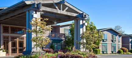 Holiday Inn Express & Suites Exterior