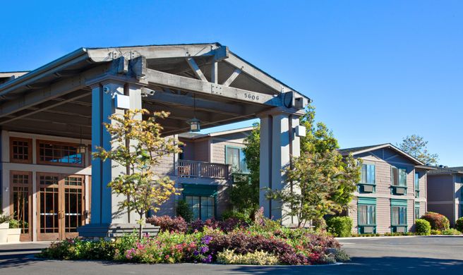 Holiday Inn Express & Suites Exterior