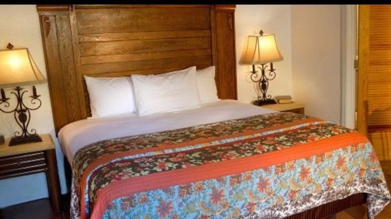 <b>Hotel California Room</b>. Images powered by <a href="https://www.leonardoworldwide.com/" title="Leonardo Worldwide" target="_blank">Leonardo</a>.