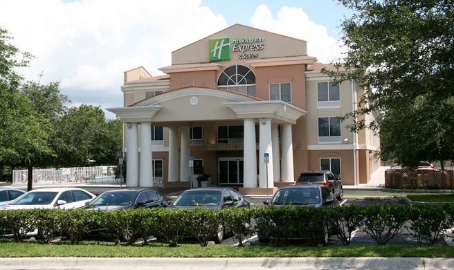 Holiday Inn Express Hotel & Suites Exterior