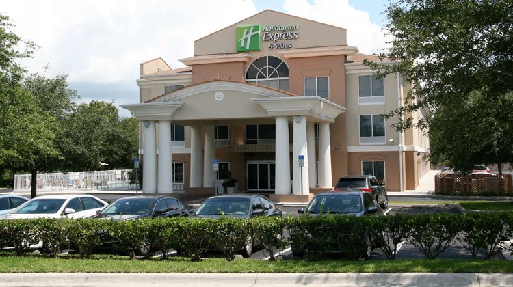 Holiday Inn Express Hotel & Suites Exterior