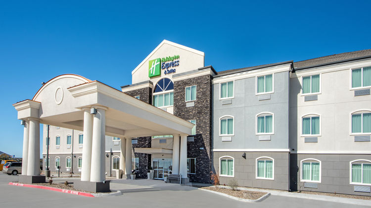 Holiday Inn Express Hotel & Suites Exterior