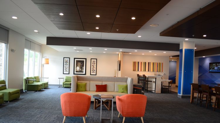 Holiday Inn Express & Suites Charlotte N Lobby