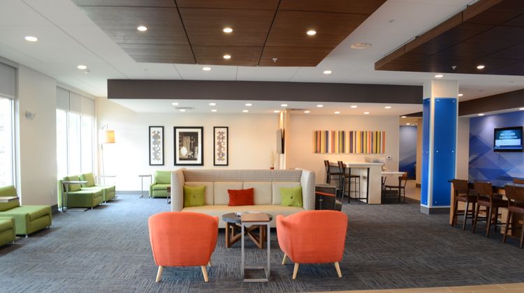 Holiday Inn Express & Suites Charlotte N Lobby