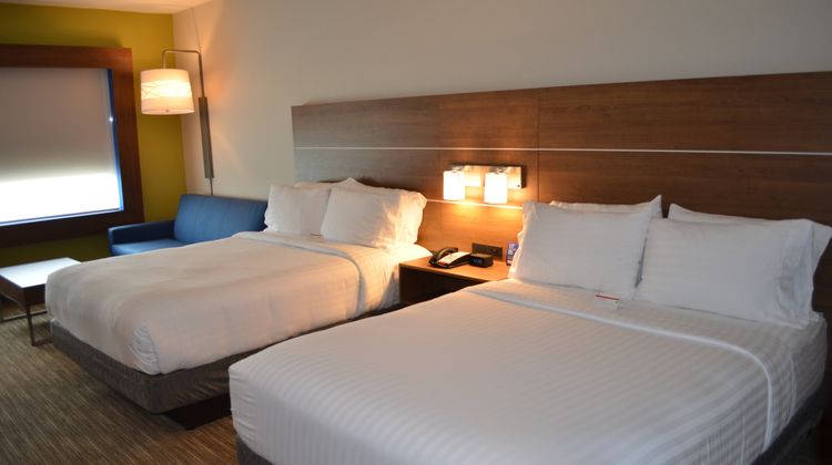 Holiday Inn Express & Suites Charlotte N Suite