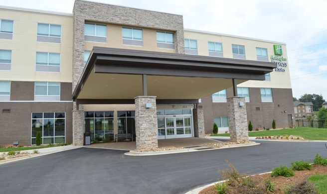Holiday Inn Express & Suites Charlotte N Exterior