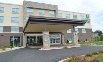 Holiday Inn Express & Suites Charlotte N