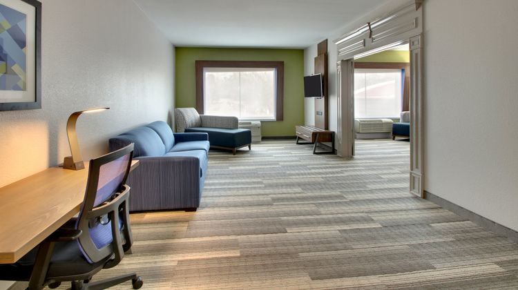 Holiday Inn Express Hotel & Suites Suite