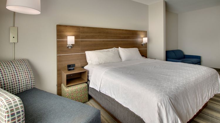 Holiday Inn Express Hotel & Suites Suite