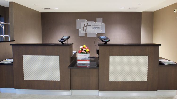 Holiday Inn Express Fargo SW I-94 45th S Lobby