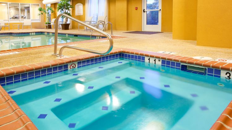 Holiday Inn Battlefield Park Pool
