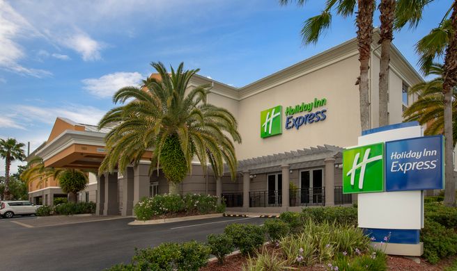 Holiday Inn Express Jacksonville Beach Exterior