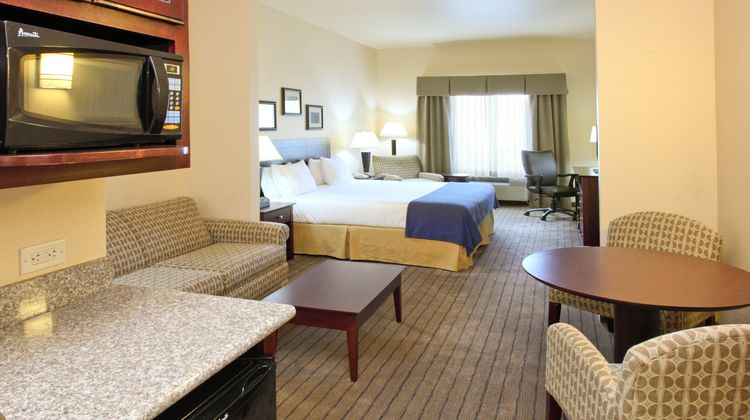 Holiday Inn Express Marshall Suite