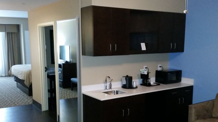 Holiday Inn Express & Stes Atascochita Suite