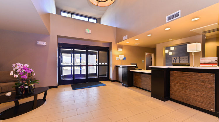 Holiday Inn Express Hotel & Stes Indio Lobby