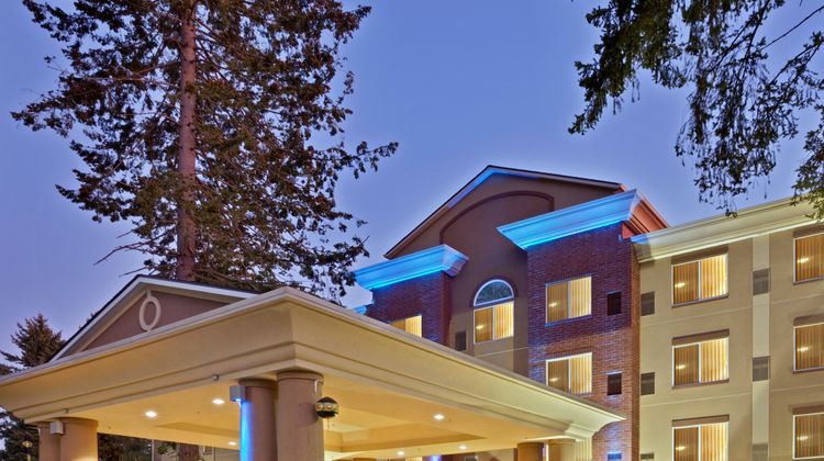 Holiday Inn Express Hotel & Suites Exterior