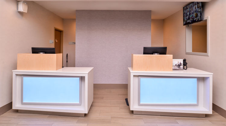 Holiday Inn Express Hotel & Suites Lobby