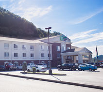 Holiday Inn Express Hotel & Suites Exterior